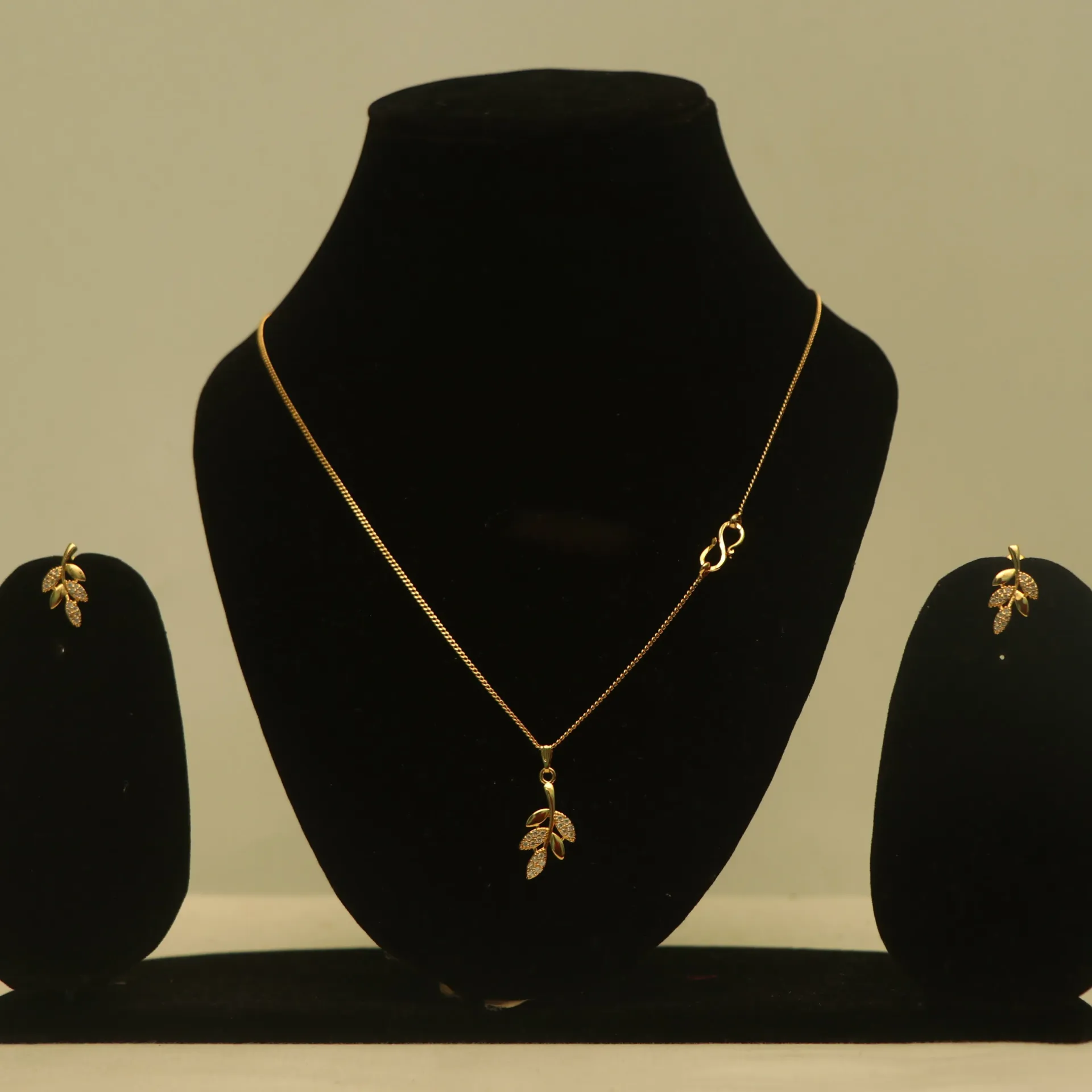 [NECKLACE-30031] Arihant Gleaming Stone Leaf Pendant Set