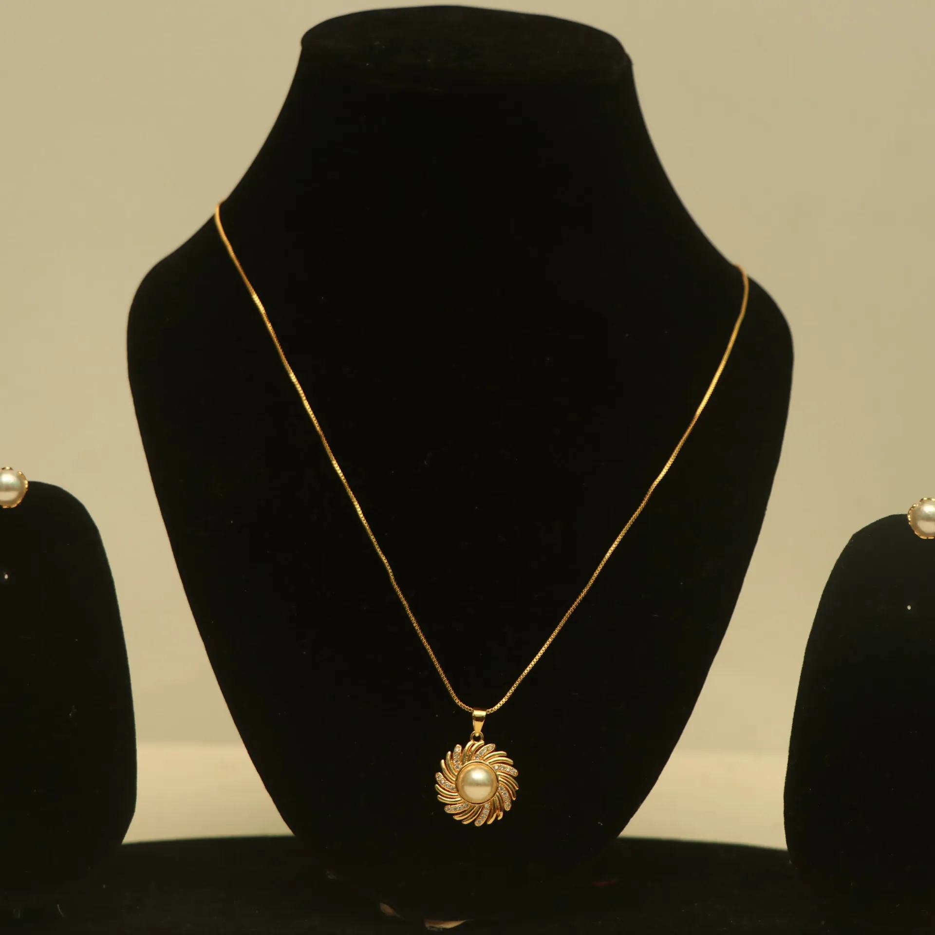 [NECKLACES-00791] Arihant Luxe Sunburst Shell Pearl Pendant with Matching Studs