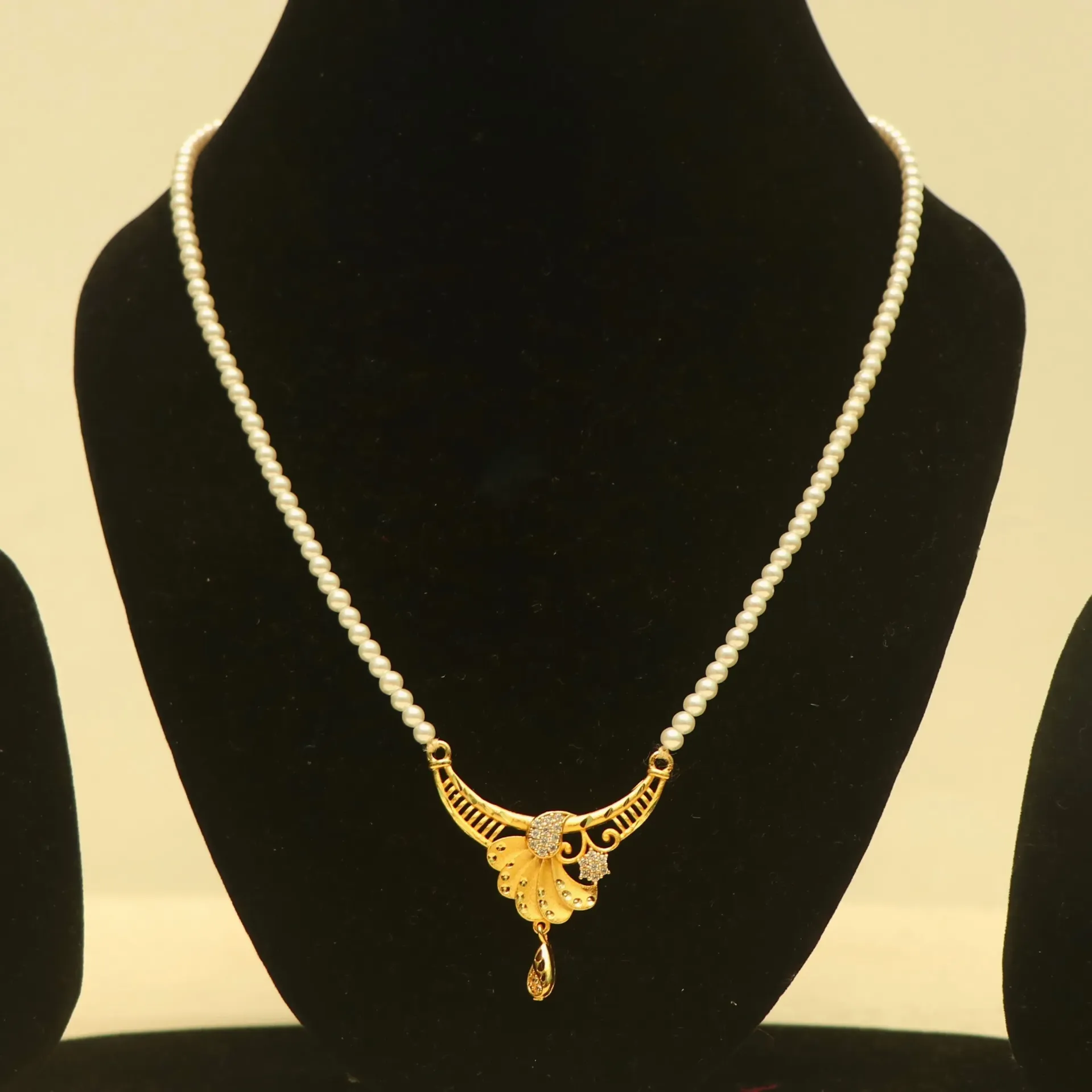 Arihant Sparkling Spiral Shell Pearl Pendant Set