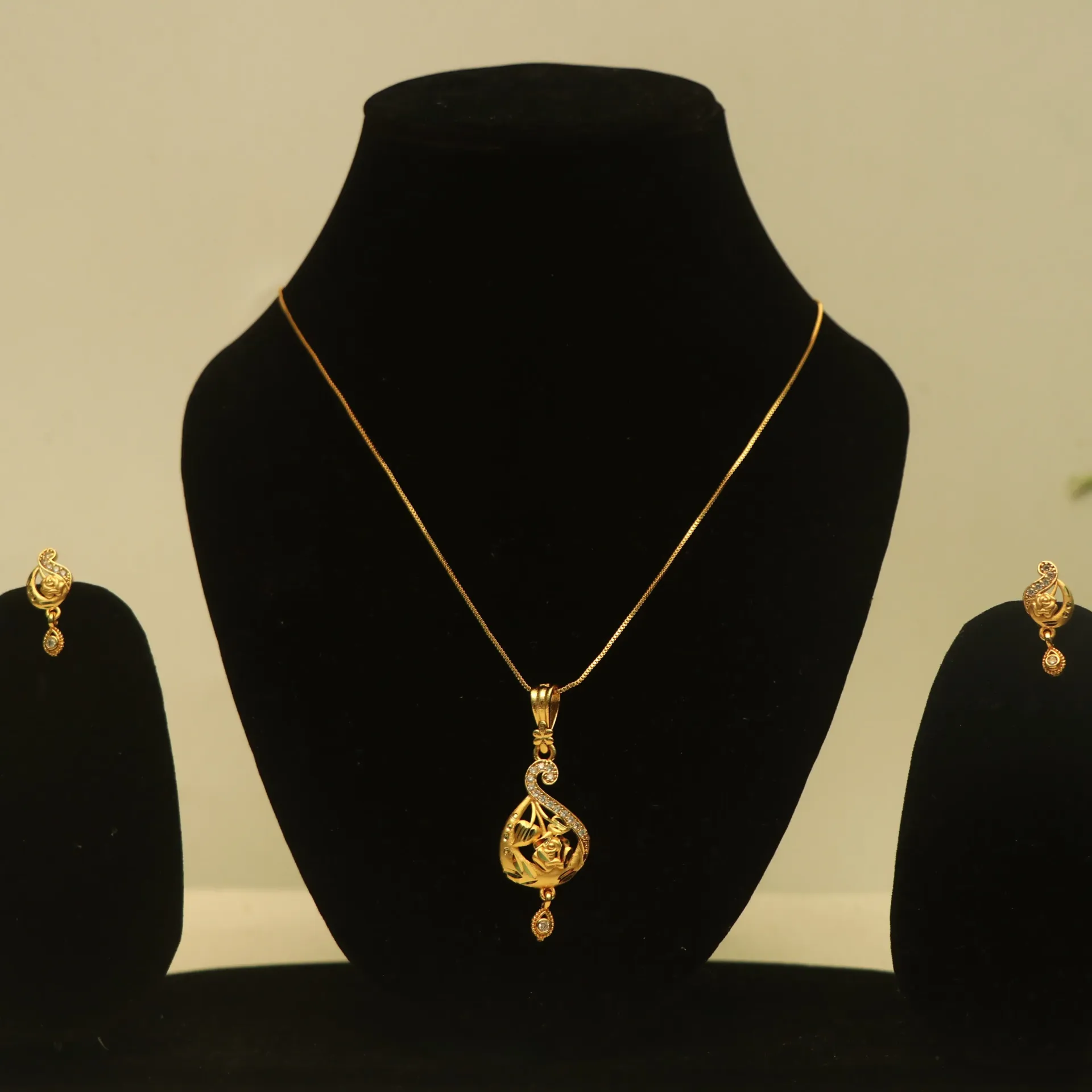 Arihant Rose-Gold Tinted Filigree Necklaces Set