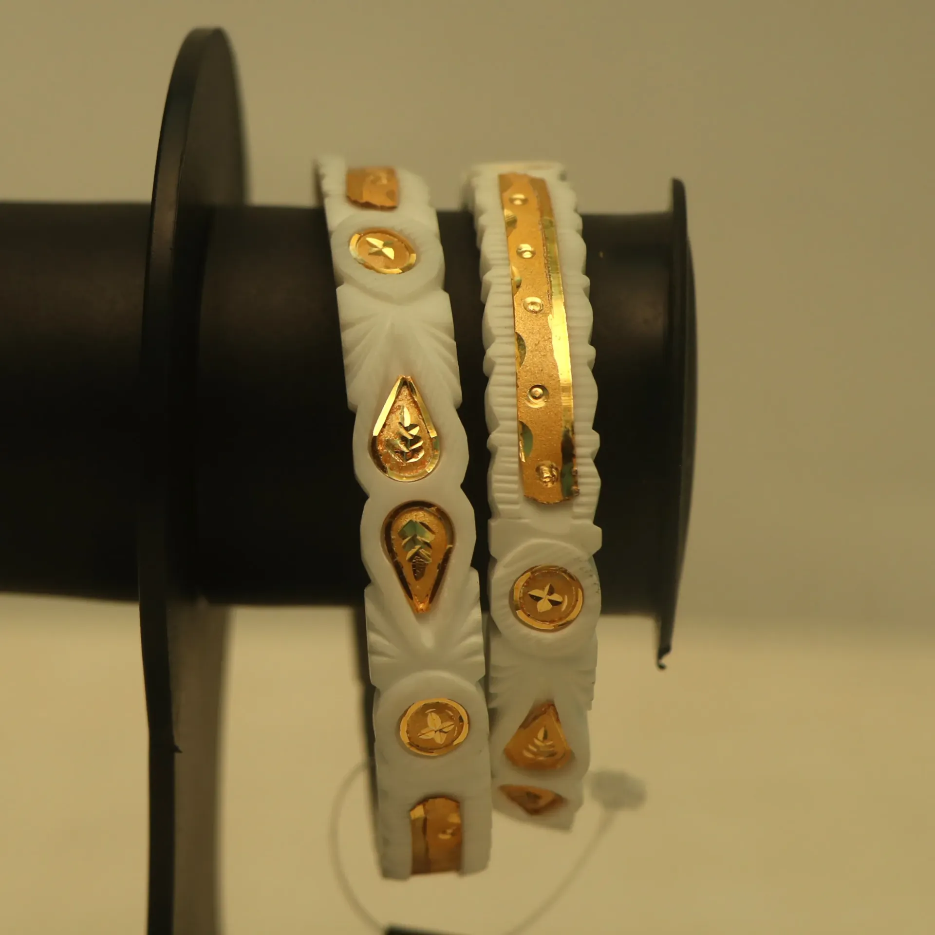 [BANGLES-00973] SS Artisan Swarna-Bindu Studded Original Shankha Set