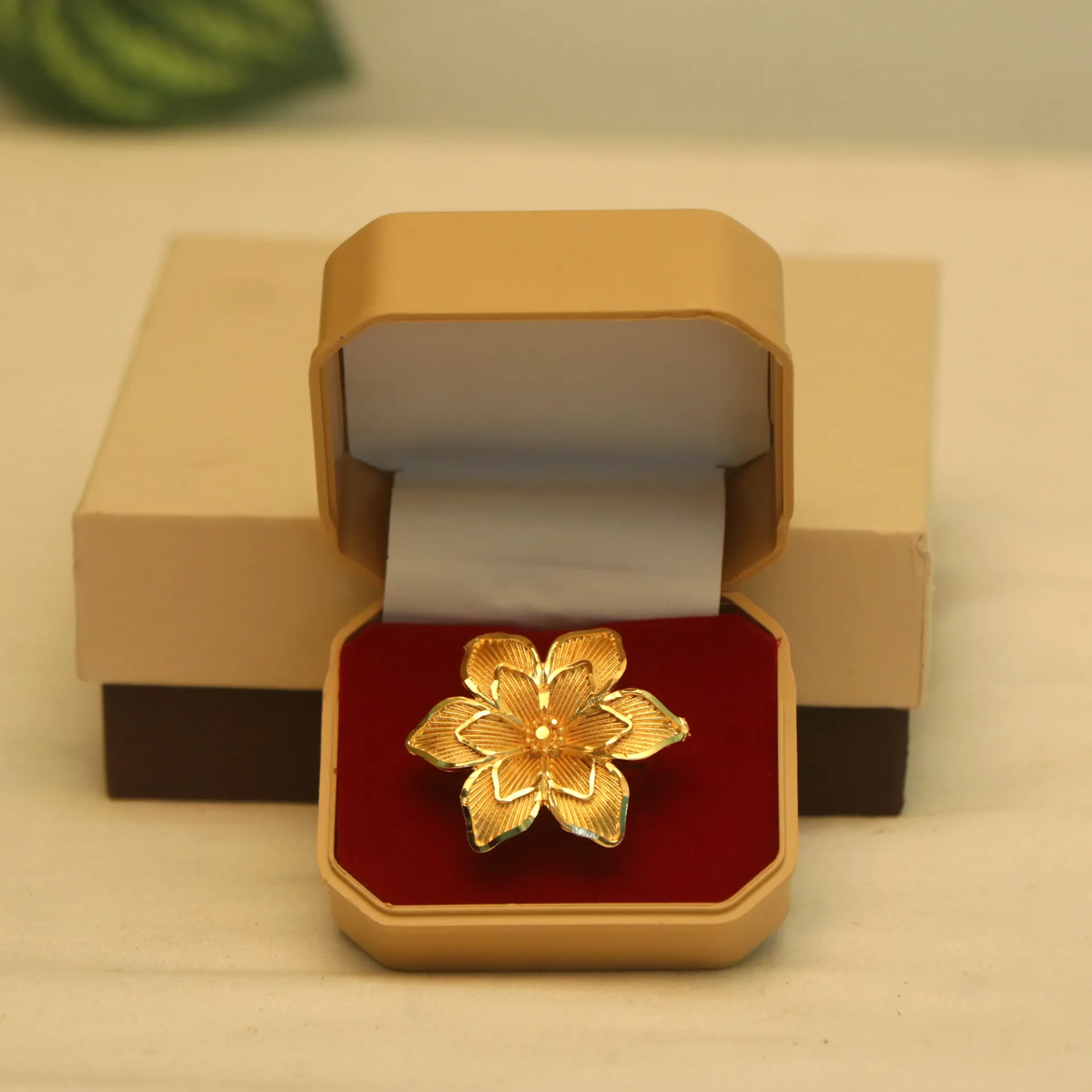 [RINGS-00886] LT Royal Heritage Gold-Plated Big Flower Ring