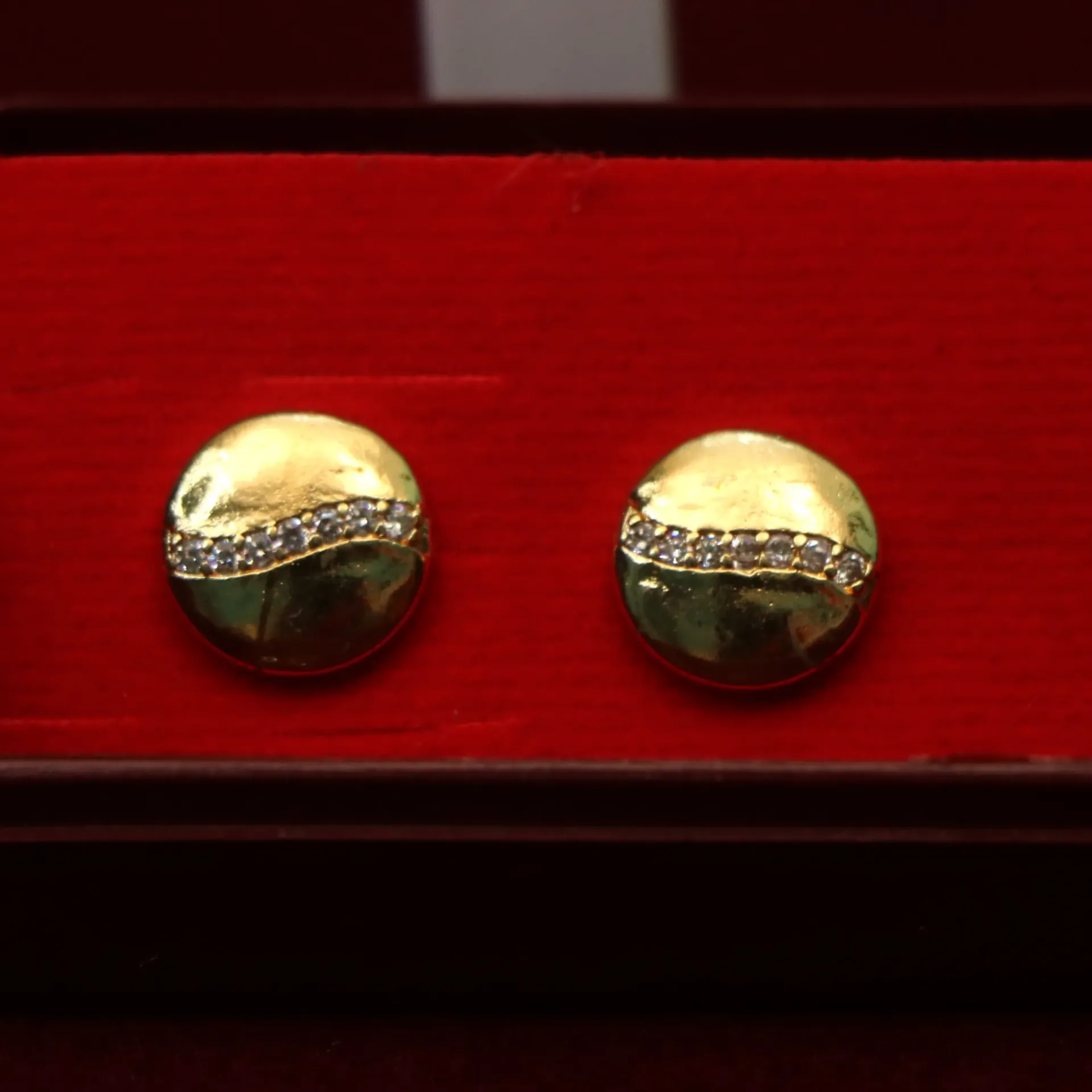 LT Crystal Curve Button Top Earrings