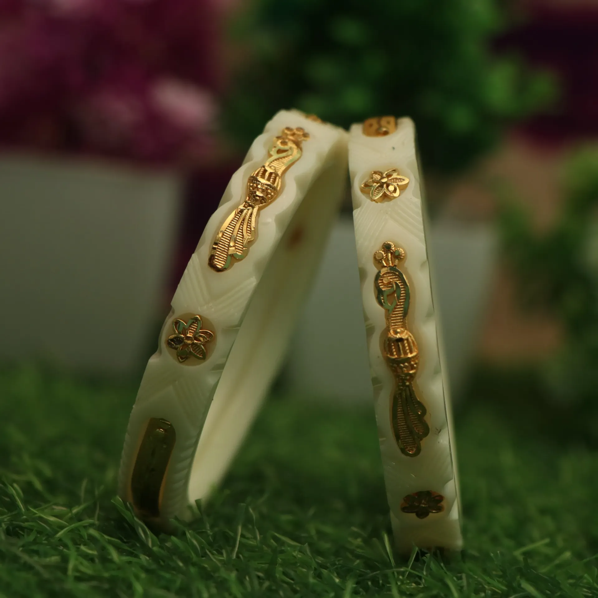 [BANGLES-00311] LT Solaris Radiant Medallion Gold-Finished Shankha Bangle