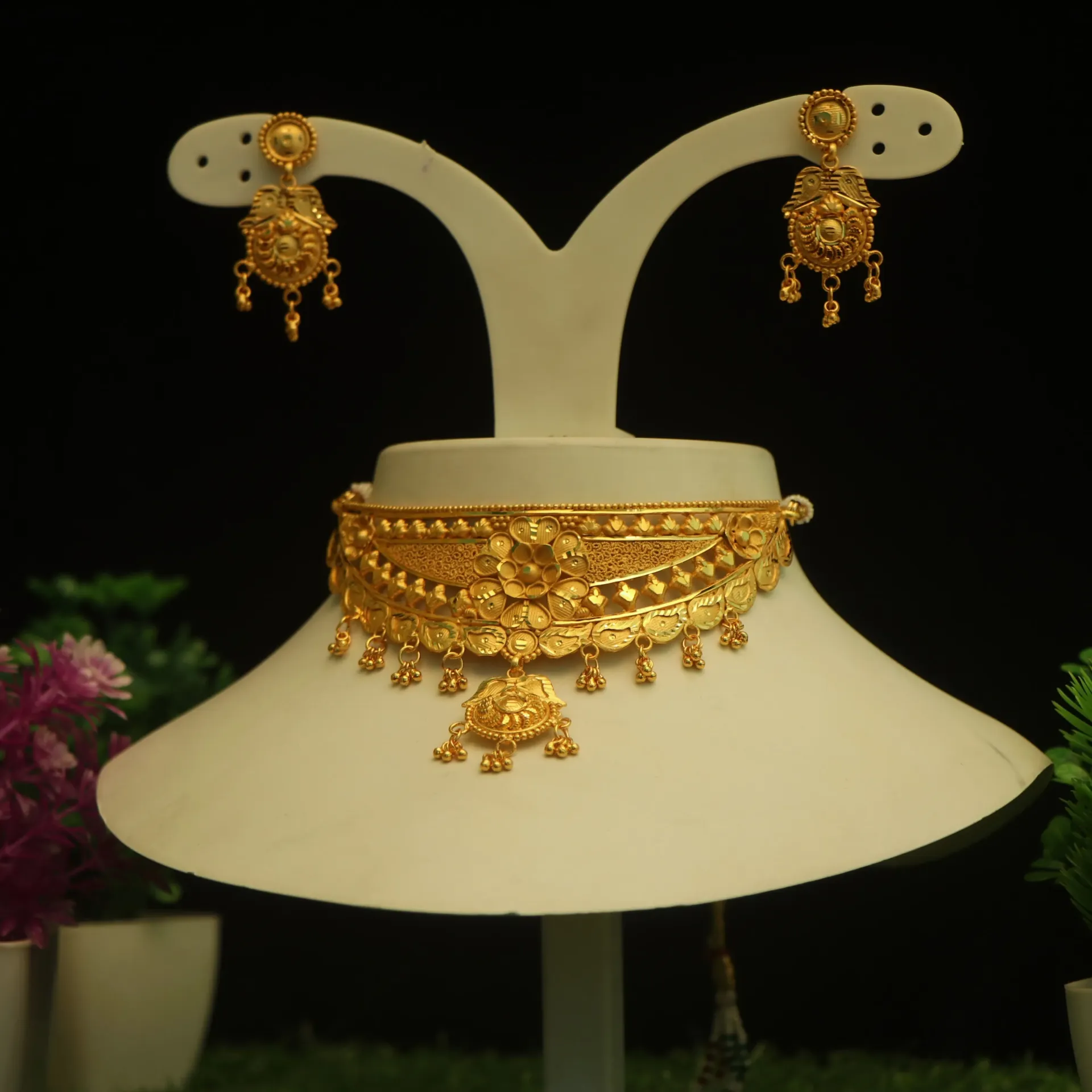 [NECKLACES-00398] Shreehari Kundan-Style Gold-Toned Choker with Filigree Earrings