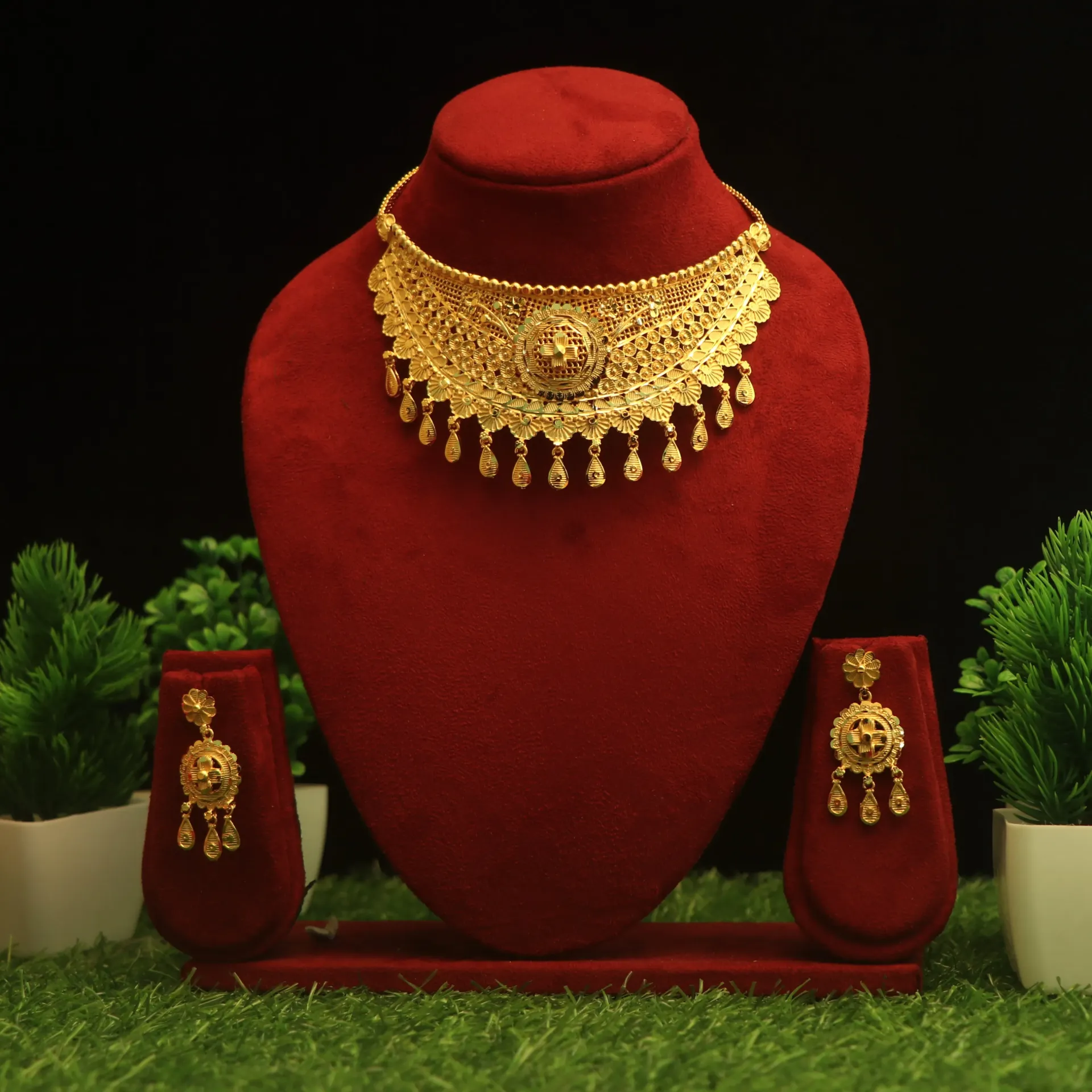 [NECKLACES-00399] Shreehari Grand Bridal Gold-Toned Crown Choker with Intricate Filigree Mesh Work