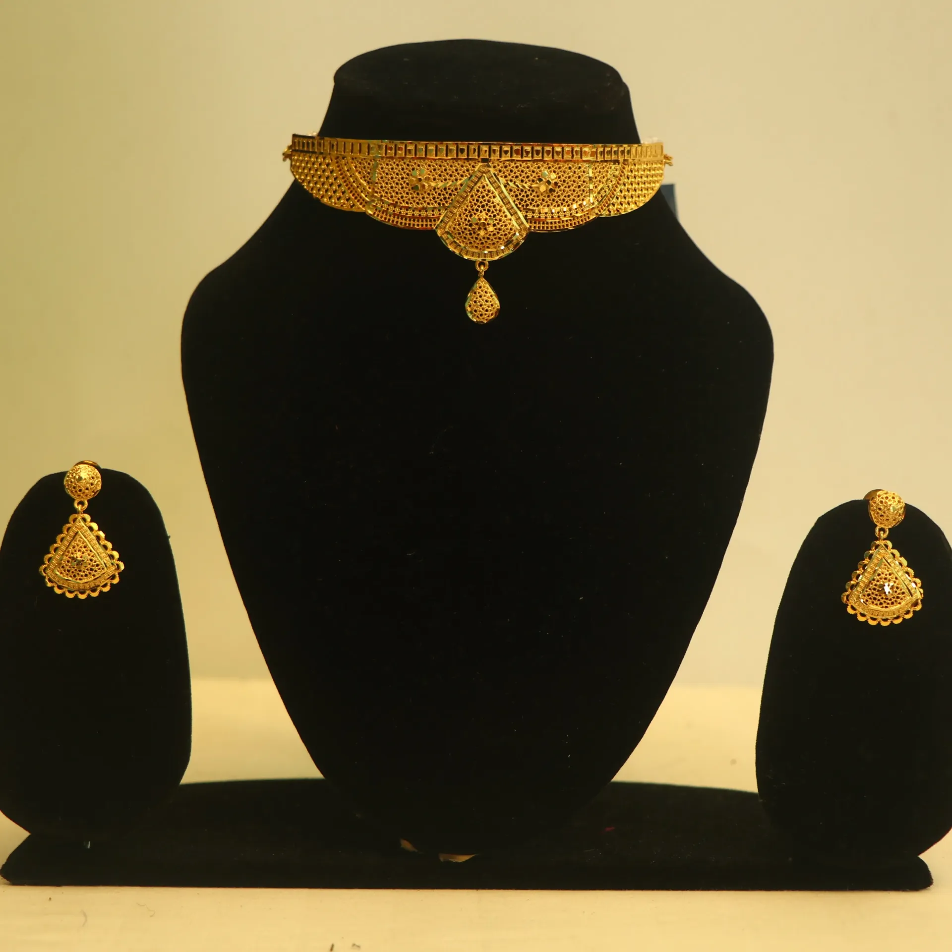 [NECKLACES-01147] Shreehari Svarnam Festive Gold-Toned Choker with Intricate Triangular Drops