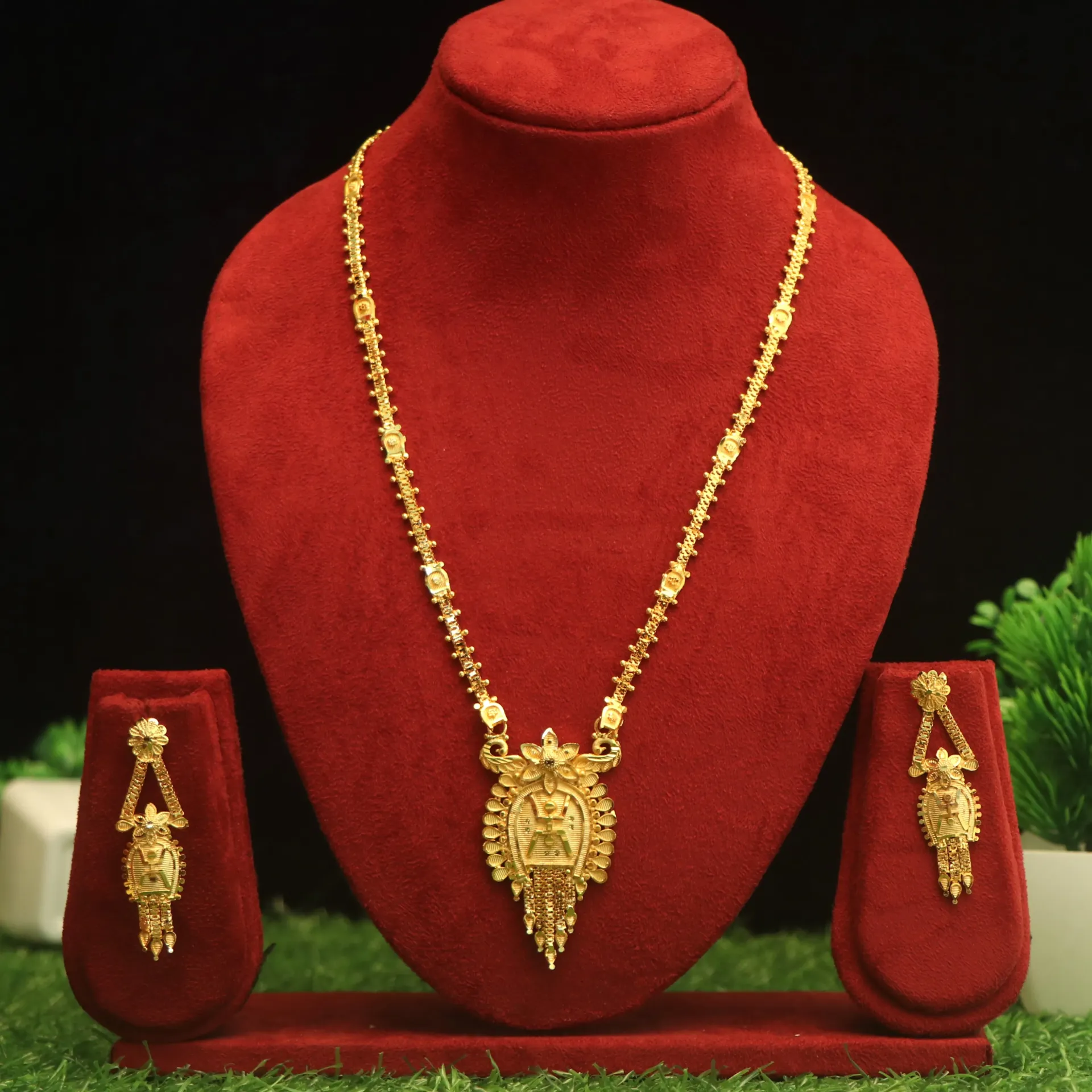 [NECKLACES-01145] Shreehari Lavanya Ornate Medallion Long Chain Set