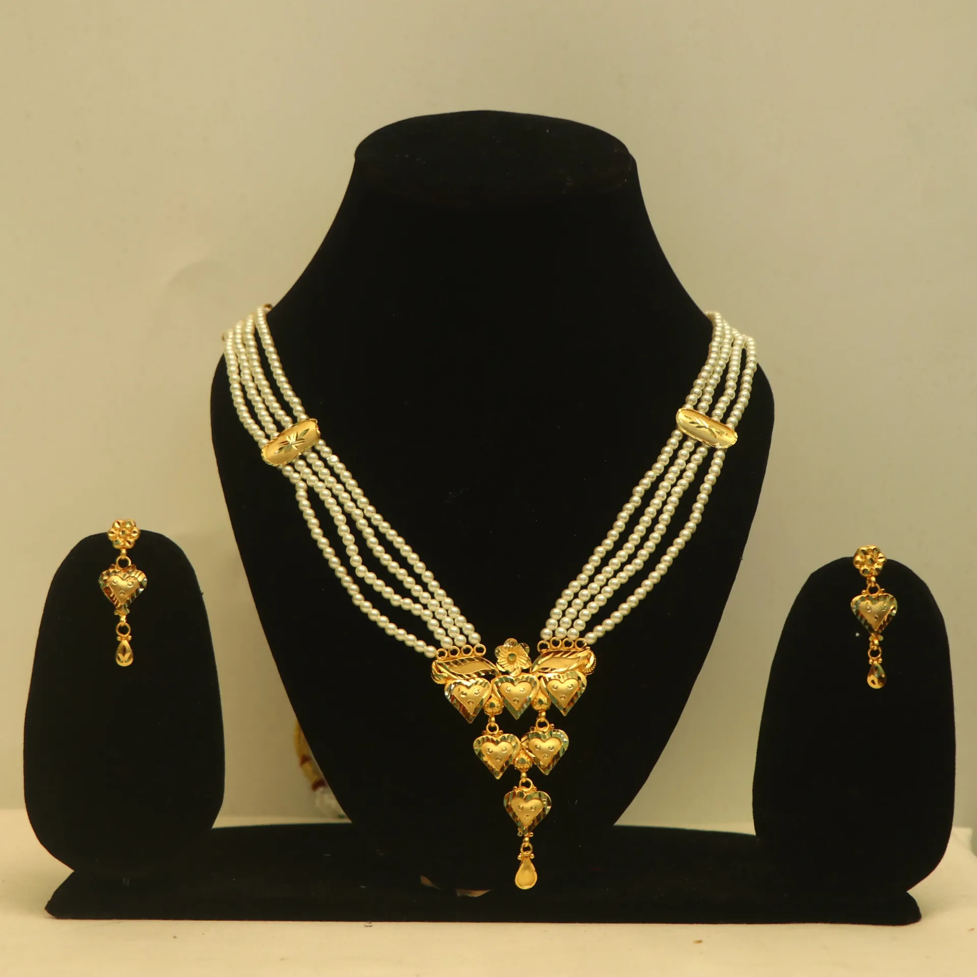 [NECKLACES-00427] Shreehari Hridaya Heart-Shaped Gold-Toned Pearl Layered Necklace