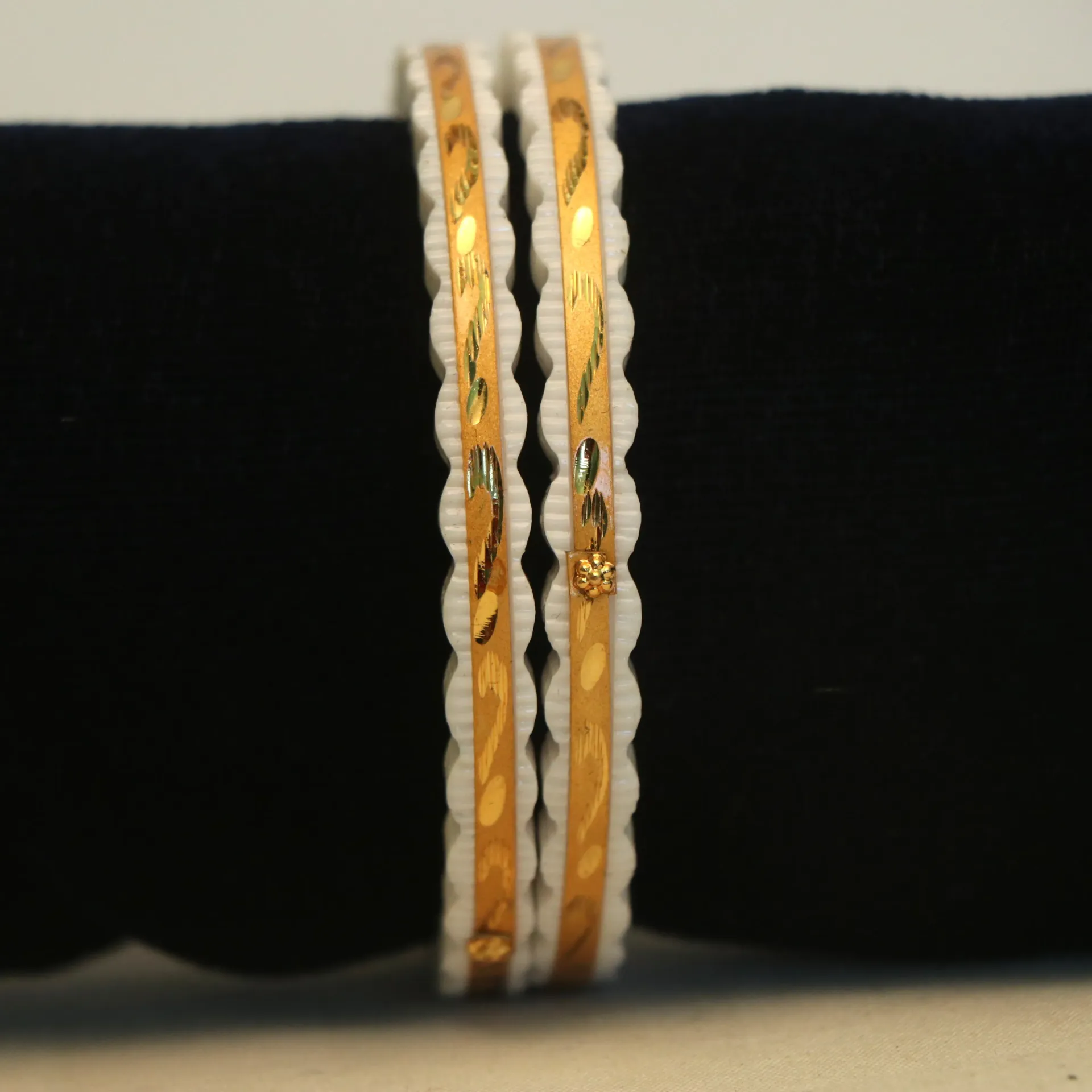 [BANGLES-00552] Shreehari White Sankha Badhano with Engraved Gold Panel (26)