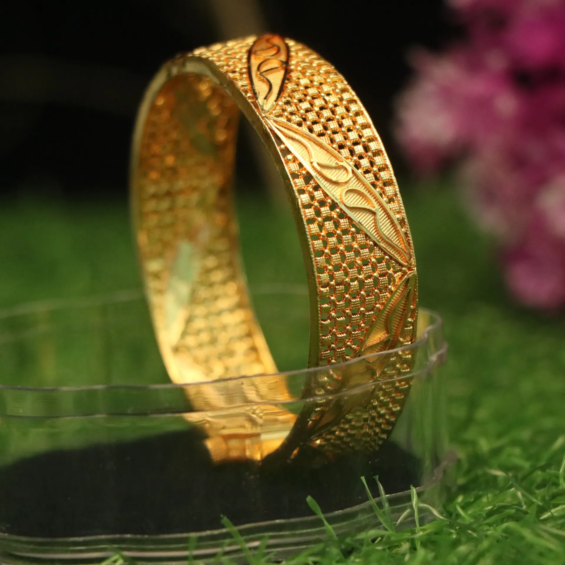 [BANGLES-00968] Shreehari Intricate Leaf-Motif Polished Gold-Plated Broad Churi