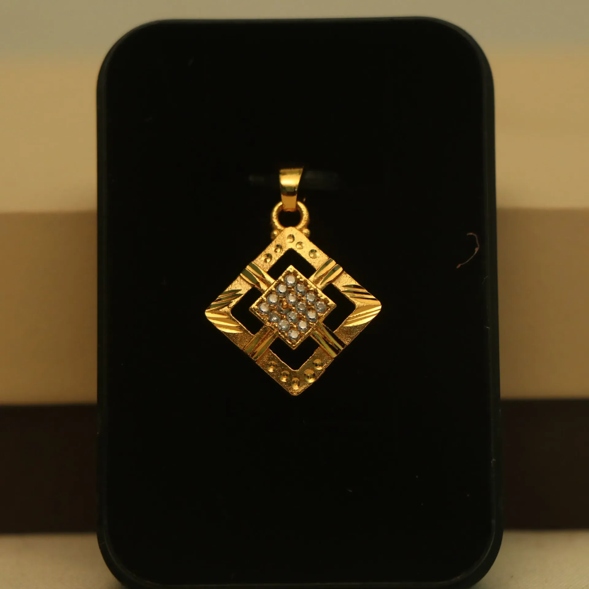 [PENDANTS-00669] Arihant Artisan Etched Square Fusion Locket