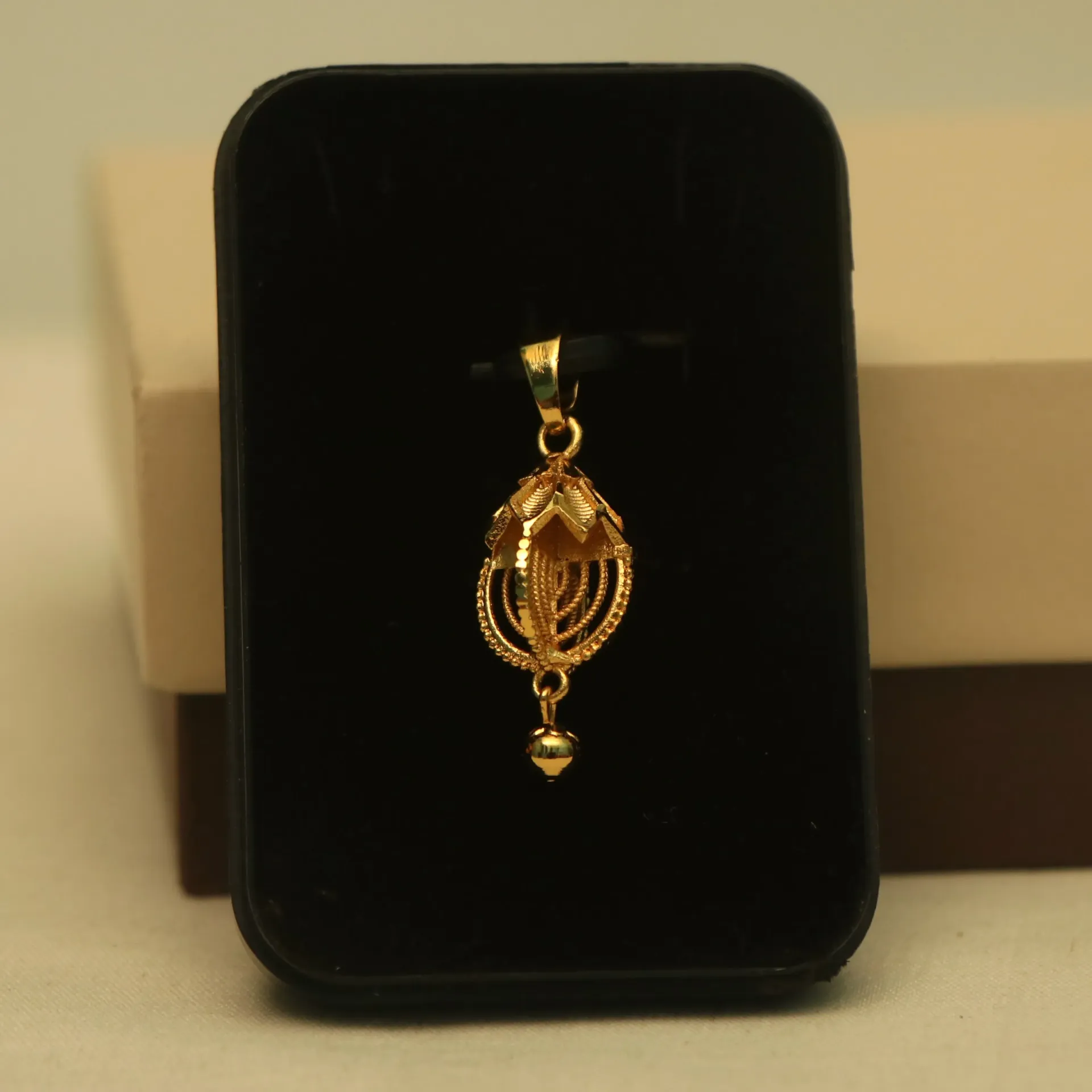 Arihant Heritage Mesh-Work Bud Pendant with Gold Droplet