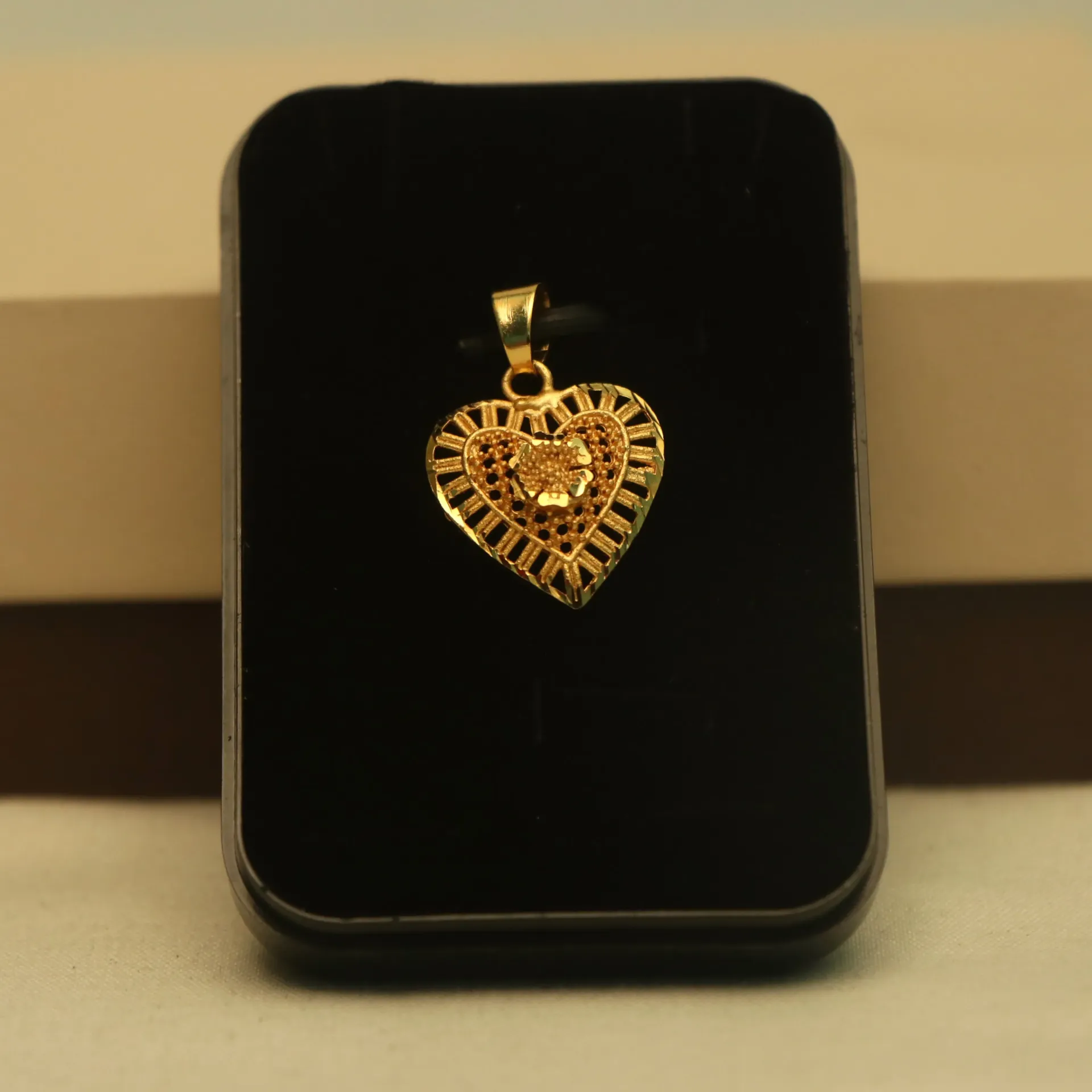 [PENDANTS-00677] Arihant Dil-Kash Filigree Heart Mesh Pendant