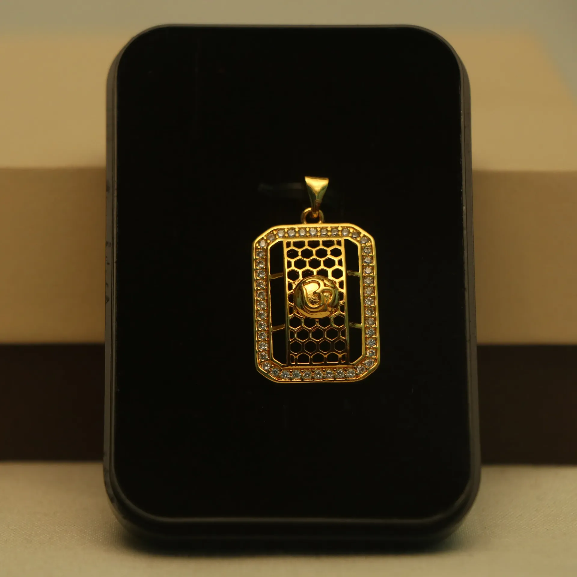 [PENDANTS-00679] Arihant Om Honeycomb Filigree Pendant