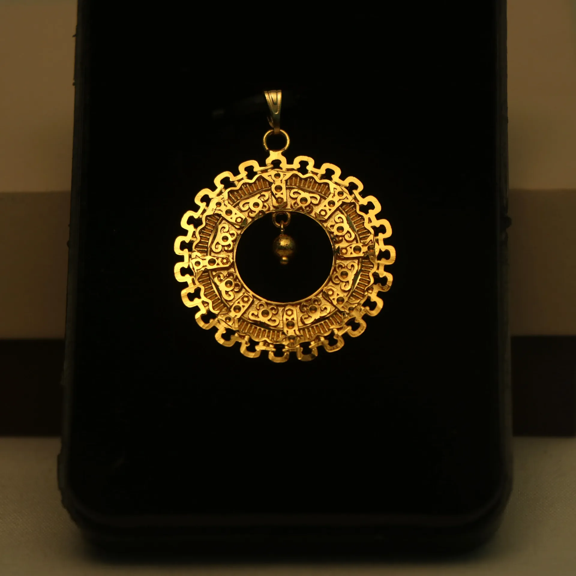 [PENDANTS-00682] Arihant Sudarshana Chakra-Style Filigree Pendant