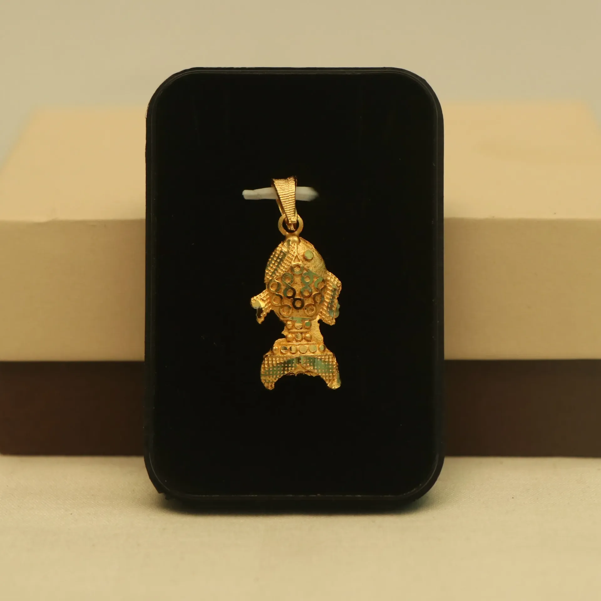 [PENDANTS-00686] Arihant Fise Intricate Filigree Gold Pendant