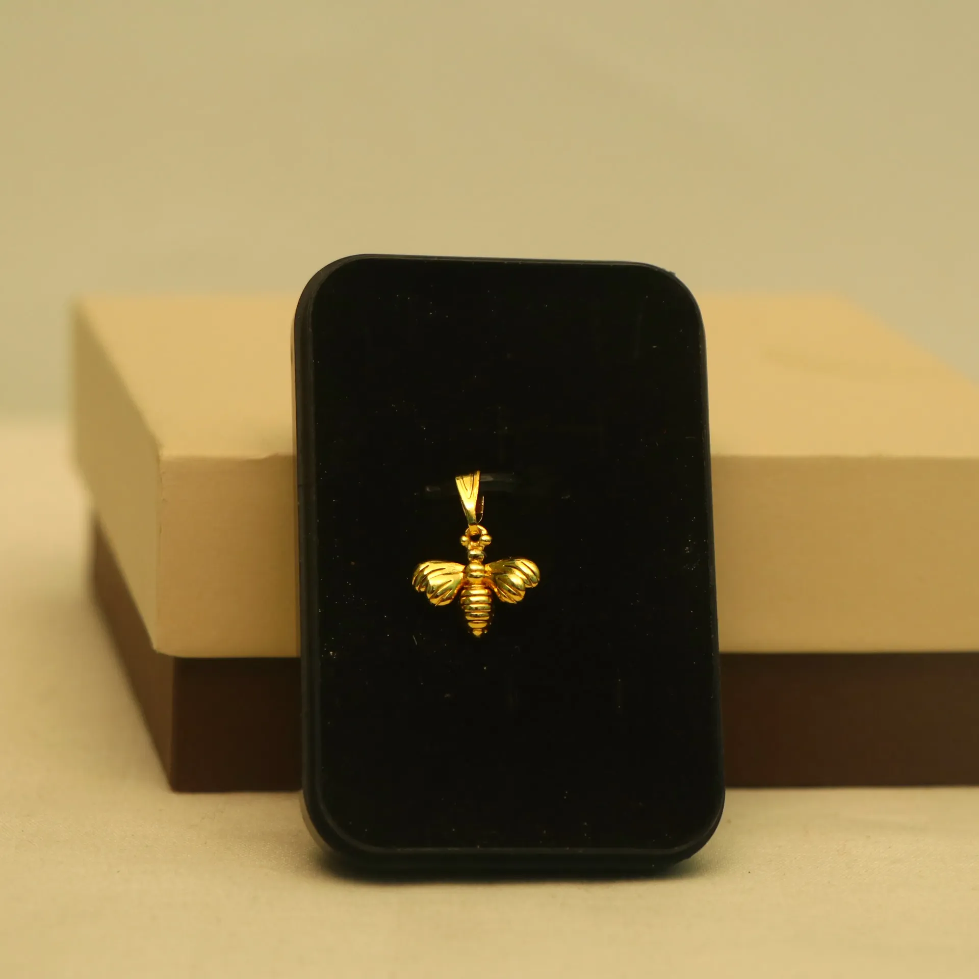 [NECKLACES-00688] Arihant Golden Bumble Bee Filigree Pendant