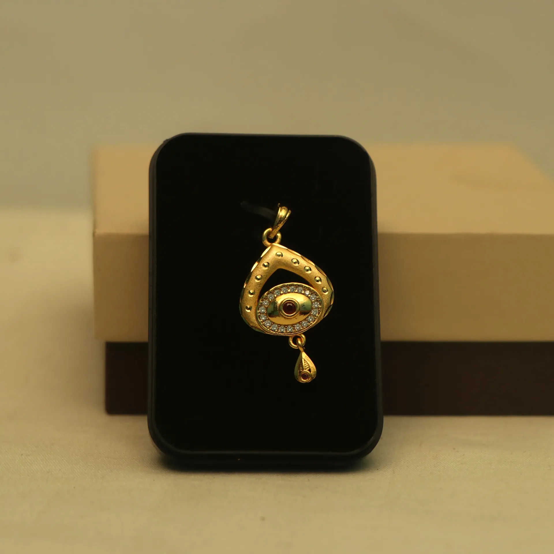 [PENDANTS-00693] Arihant Kundan-Style Stone Studded Ethnic Locket