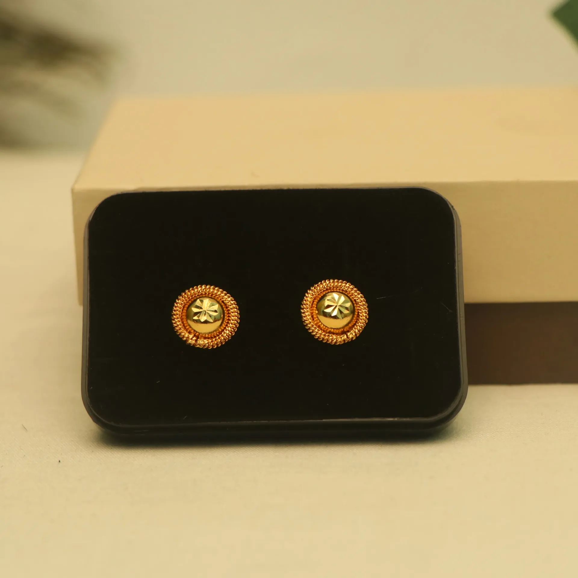 Arihant Suvarna Tara Twisted Border Studs